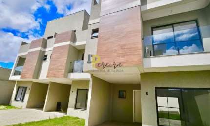 Sobrado em Condomínio Fechado com Ático Versátil e Terraço Privativo no Xaxim