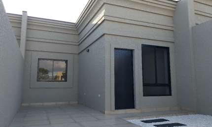 CASA DE ESQUINA COM AMPLO TERRENO – 3 QUARTOS COM SUÍTE