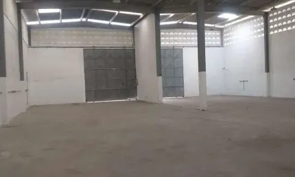 GALPÃO DE 700 METROS + 300 METROS DE ÁREA EXTERNA MUITO BEM LOCALIZADO PRÓXIMO DA ESTRADA DO COCO
