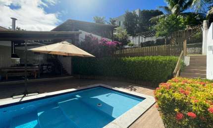 CASA COMPOSTA POR 4 SUÍTES, DUAS  SALAS, COZINHA, ÁREA ETERNA COM JARDIM, UMA  AMPLA ÁREA GOURMET E PISCINA