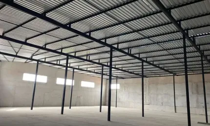 LOJÃO DE 1.400 M2 DE ÁREA CONSTRUÍDA DIVIDIDA EM DOIS PAVIMENTOS DE 700 M2.