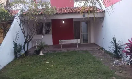 Casa em condomínio fechado com 2 quartos para alugar na rua joão marques oliveira, buraquinho, lauro de freitas, 100 m2 por r$ 2.500