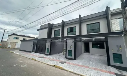 Excelente sobrados em construção no bairro Rio Pequeno!