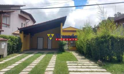 Oportunidade! Casa térrea em condomínio com 4 dormitórios e piscina.