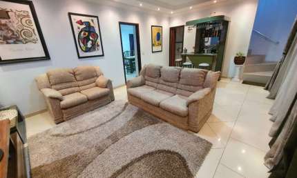 CASA A VENDA, SOBRADO 4 DORMITÓRIOS, 4 SUÍTES, ÁREA GOURMET COM CHURRASQUEIRA, 3 VAGAS COBERTAS. EDÍCULA NOS FUNDOS E QUINTAL. VILA DAS BELEZAS.