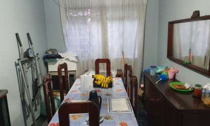 CASA A VENDA, 3 DORMITÓRIOS, SALA 2 AMBIENTES, COZINHA, EDÍCULA. 2 VAGAS. ESTUDA PERMUTA POR APARTAMENTO. EXCEPCIONAL LOCALIZAÇÃO. VÁRZEA DE BAIXO.