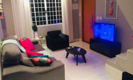 CASA A VENDA, SOBRADO 3 DORMITÓRIOS, SUÍTE, SALA 2 AMBIENTES, 4 BANHEIROS, COZINHA, ÁREA DE SERVIÇO, VARANDA GOURMET E 2 VAGAS COBERTAS.JD MONTE AZUL