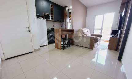 APARTAMENTO COM 2 DORMITORIOS NO CONDOMINIO FLOR DE LIZ COMPLETO DE ARMARIOS