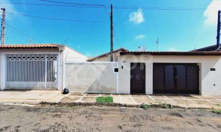 2 CASAS A VENDA COM 4 QUARTOS PROXIMO AO MERCADO TONIM