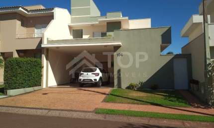 Casa terrea a venda em Condominio, Sala com pe direito alto, Sala de jantar, Cozinha com despensa, Com Planejados em todos os ambientes, lavabo, mezanino com banheiro e sacada, aceita permuta
