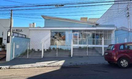 Casa com 3 dormitorios para Alugar no Centro, para fins, Residencial ou Comercial.