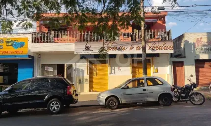 sobrado com  Salao Comercial na parte inferior, fundos com duas Ediculas cada uma com 1 dormitorio, sala, cozinha e banheiro, corredor e area de servico