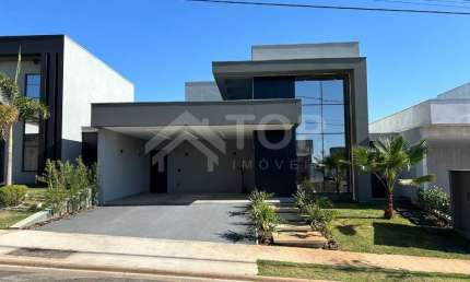 Linda casa Com 3 Dormitorios sendo uma suite a Venda em condominio fechado, Portaria 24 Horas, Sala com pe direito alto, janelas automatizada, Ofuro, churrasqueira.