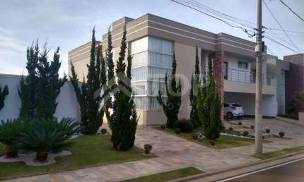 A casa possui irrigacao automatica, cortina eletrica, portas dos quartos eletricas, energia fotovoltaica, garagem para 4 carros sendo que ao lado da piscina tem um quintal que consegue estacionar mais