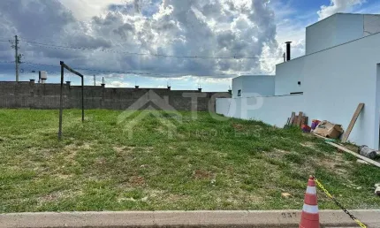 EXCELENTE LOTE A VENDA NO CONDOMINIO VILLENEUVE I, LOCALIZADO BEM PROXIMO A PORTARIA E AO LAZER, PLANO.
