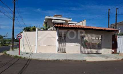 Lindo sobrado de 3 dormitorios, com 2 suites, piscina e churrasqueira no bairro Planalto Paraiso