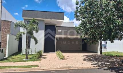 Linda casa com 3 suites no Residencial Village Damha IV