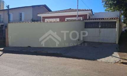 Excelente casa com 3 dormitorios, com espaco amplo para entrada de carros, com perfil comercial e residencial, proximo a Santa Casa