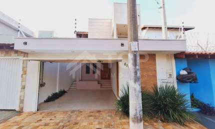 Lindo sobrado com 3 dormitorios, com 1 suite  churrasqueira