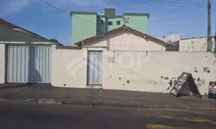 Casa ampla de 2 dormitorios, com entrada para varios carros, com edicula na melhor localizacao do bairro cidade jardim
