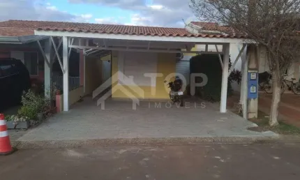 Excelente casa de condominio com 2 dormitorios, sendo 2 suites, piscina e churrasqueira