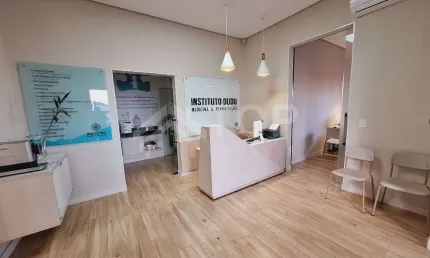 Sala comercial no Centro de Sao Carlos, com 8 salas e 4 garagens cobertas.