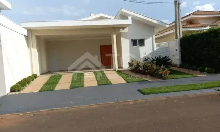 Linda casa com piso em porcelanato, com 3 dormitorios, sendo 3 suites e area coberta com churrasqueira no res. quebec