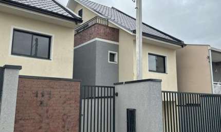 Triplex  à venda de frente para rua no Xaxim em Curitiba