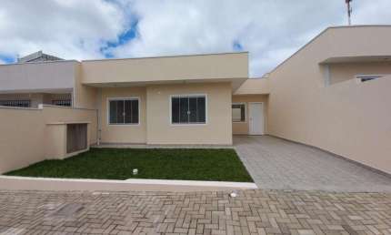Casa ampla com 3 quartos e quintal para locação no Jardim Claudia em Pinhais, por R$ 2800,00