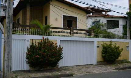AMPLA CASA COM 3 SUÍTES BEM LOCALIZADA NO RIO VERMELHO