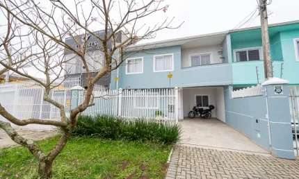 Sobrado de frente, ensolarado e arejado para a rua em ótima localização no Fanny