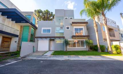 Casa em condomínio com 3 suítes com possibilidade de compra de mais um terreno no Uberaba