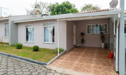 Casa térrea em condomínio com 2 quartos em ótima localização