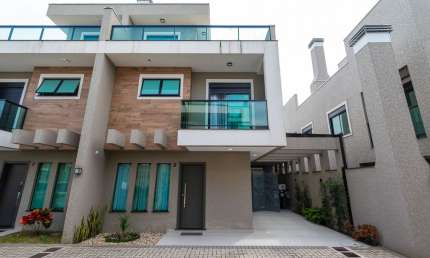Sobrado triplex com terraço em condomínio finamente decorado no Jardim das Américas