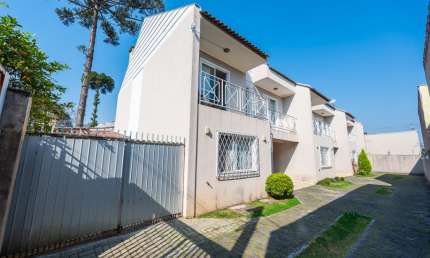 Sobrado duplex em condomínio com quintal de aproximadamente 50m²