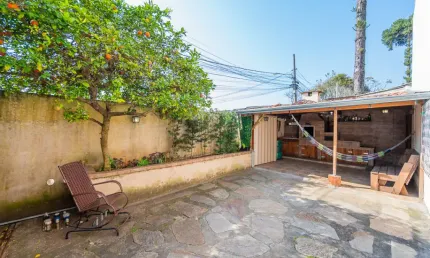 Sobrado duplex em condomínio com quintal de aproximadamente 50m²
