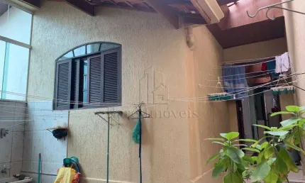 Espaçoso Imóvel com 4 Dormitórios e 2 Vagas Cobertas na Garagem