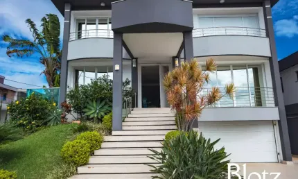 casa com 3 Suítes, Mobiliada e Decorada, em Condomínio Fechado na Prestigiada Praia dos Ingleses