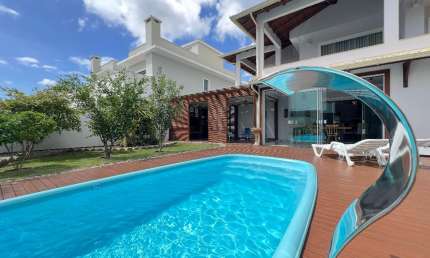 casa com 3 dormitorios de 2 suites mobilada com piscina e área gourmet