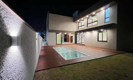 Casa em condominio nos ingleses , 3 suites, piscina