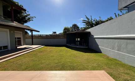 Casa com 3 suítes em condomínio fechado na Cachoeira do Bom Jesus