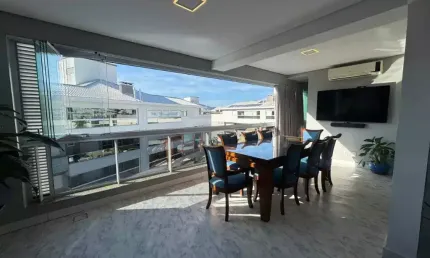 Cobertura no Condomínio Vila das Palmeiras com uma área útil de 239m²