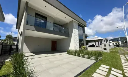 Casa de Alto Padrão com 293m² em Condomínio Fechado