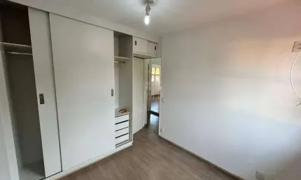 Locação de casa modelo carolina com 2 quartos sendo 1 planejado, cozinha planejada e quintal com churrasqueira no condomínio villa flora em sumaré/sp