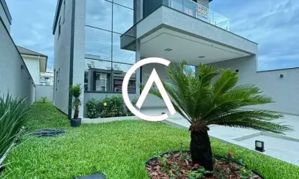 Casa alto padrão à venda em região nobre dos Ingleses, 700 metros da praia