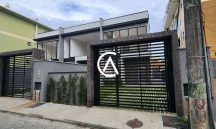 Casa Nova com 3 Suítes e Piscina no Centro dos Ingleses!