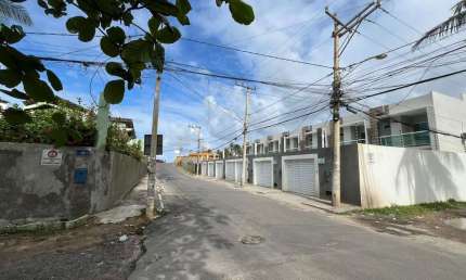 Casa à venda em Lauro de Freitas-BA, bairro Ipitanga: 3 quartos, 2 suítes, 1 sala, 3 banheiros, 2 vagas, 95m². Confira!