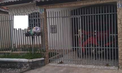 Vende-se excelente terreno com uma casa de treis quartos