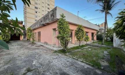 Casa à venda em lote grande de 720m² na Av. Guarabira, à 200m. da orla - Manaíra