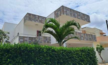 Espaçosa casa duplex com 240m² à venda no Green Club I em Parnamirim/RN